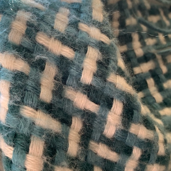Blue and white weaved blanket - Picture 3 of 6